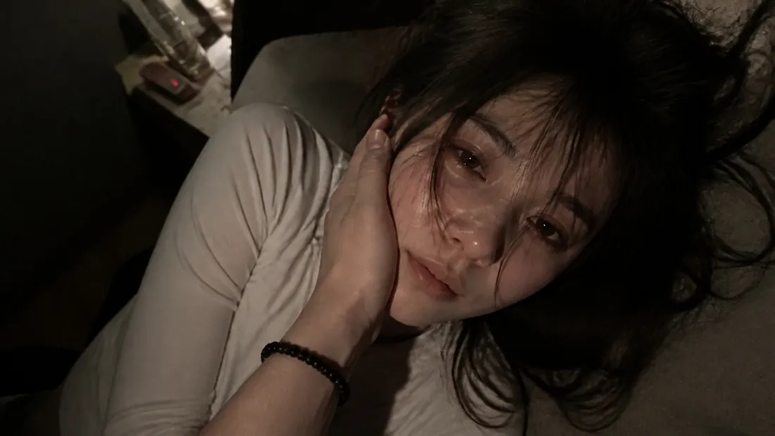 2k慵懒女生壁纸｜居家背景图片 - 氛围感女友拍照「哲风壁纸」