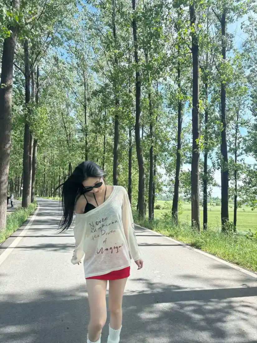 户外美女手机壁纸｜林荫公路背景图片 - 夏日休闲「哲风壁纸」