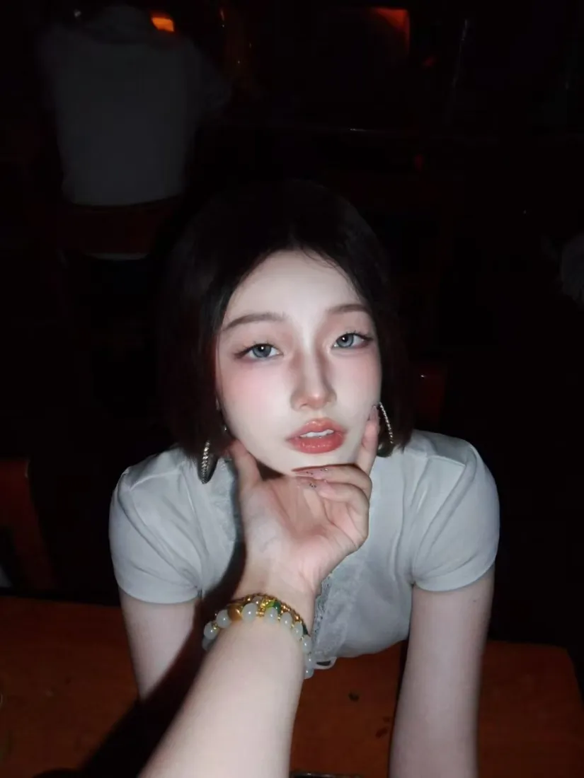 御姐手机壁纸｜暗色背景图片 - 气质美女「哲风壁纸」