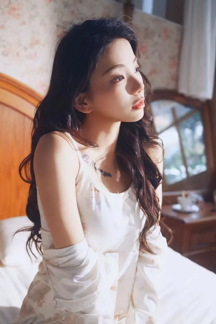 欧阳娜娜手机壁纸｜卧室背景图片 - 气质白衣美女「哲风壁纸」