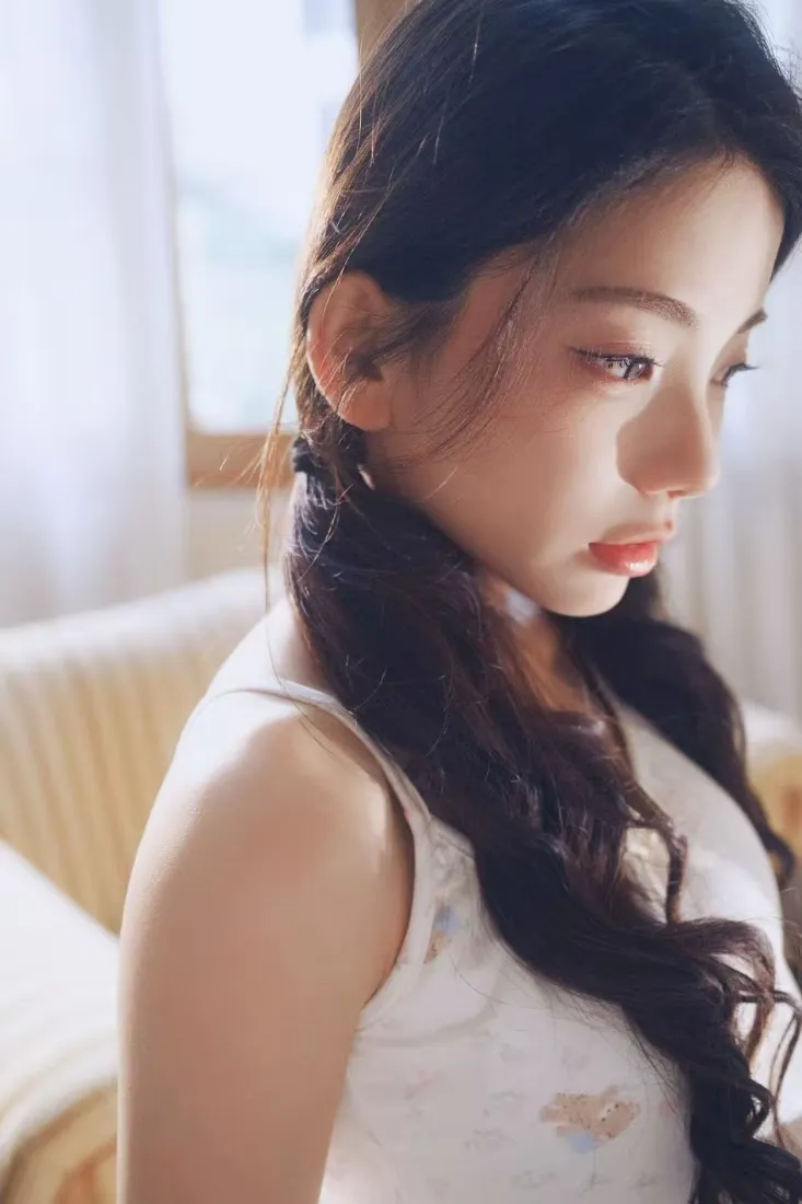 清纯小姐姐手机壁纸｜室内背景图片 - 氛围感侧颜少女「哲风壁纸」