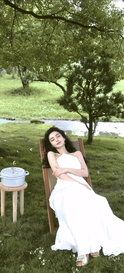 杨颖手机壁纸｜户外草地背景图片 - 休闲慵懒「哲风壁纸」