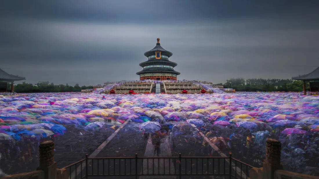 4k天坛壁纸｜雨天背景图片 - 彩色伞海「哲风壁纸」