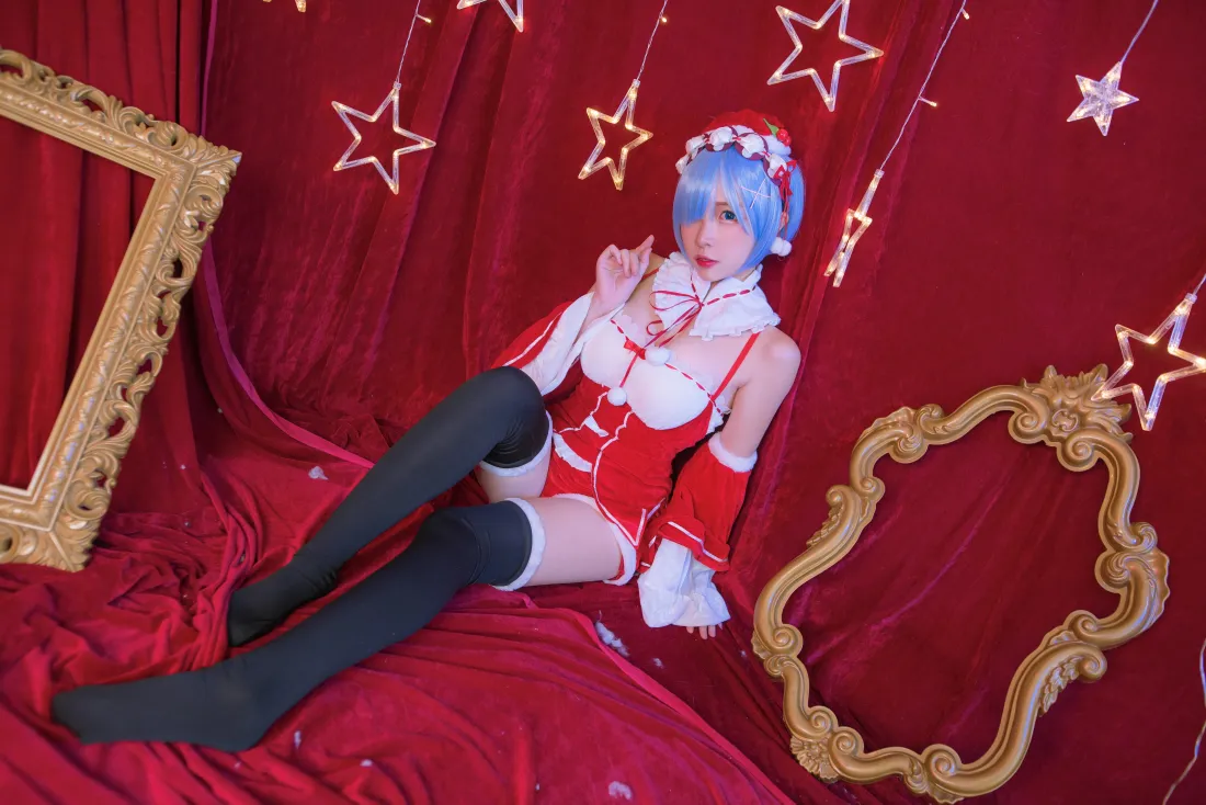 6k蕾姆壁纸｜圣诞背景图片 - 红色女仆cosplay「哲风壁纸」
