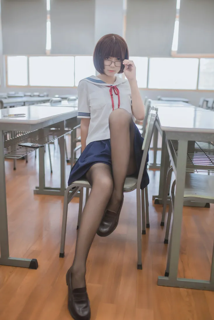 jk手机壁纸｜教室背景图片 - 黑丝水手服「哲风壁纸」