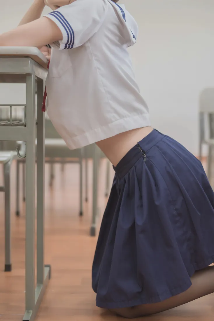 JK手机壁纸｜教室背景图片 - 黑丝水手服「哲风壁纸」
