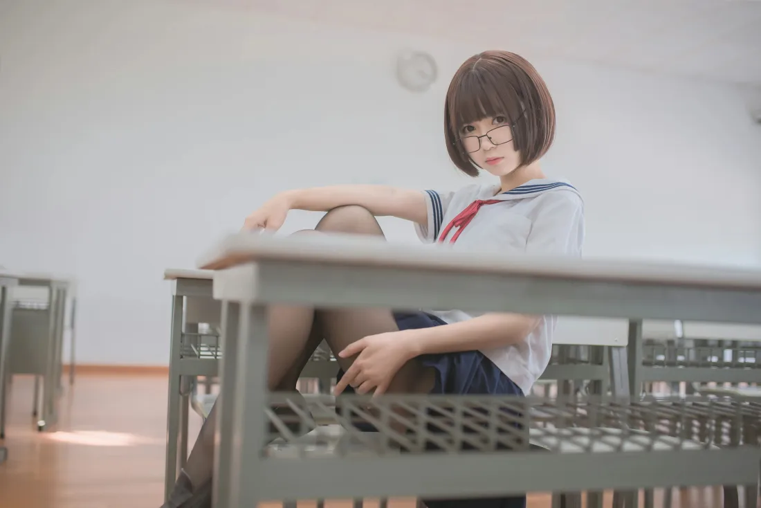 6kJK壁纸｜教室背景图片 - 短发眼镜少女「哲风壁纸」