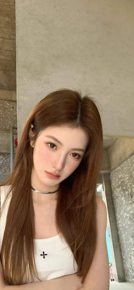 棕发美女手机壁纸｜简约室内背景图片 - iOS「哲风壁纸」