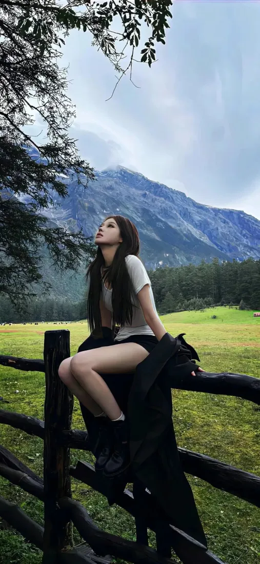 长发美女手机壁纸｜山林户外背景图片 - 休闲惬意「哲风壁纸」