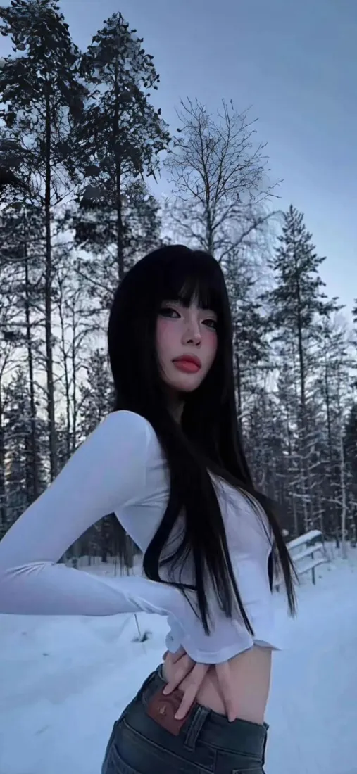 长发美女手机壁纸｜雪地背景图片 - 冬日松林「哲风壁纸」