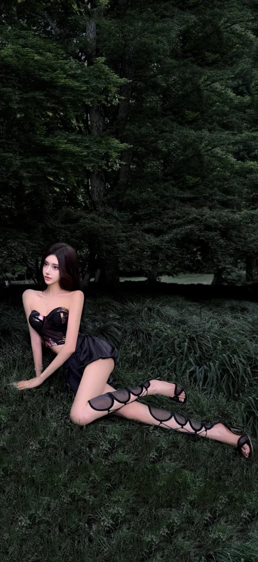 冷艳美女手机壁纸｜森林户外背景图片 - 氛围感竖屏「哲风壁纸」