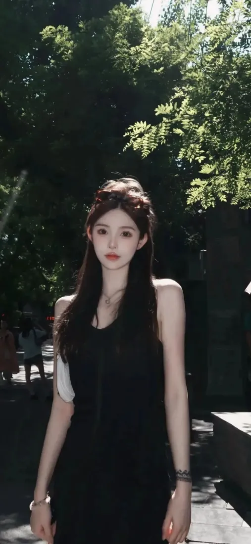 黑长裙美女手机壁纸｜户外街景背景图片 - 气质女生「哲风壁纸」