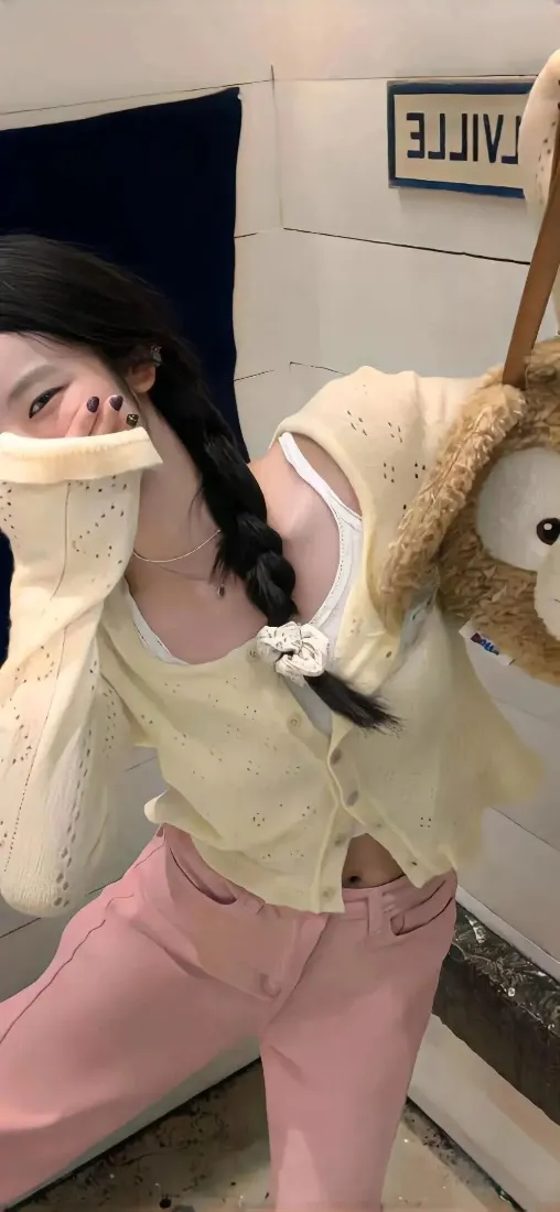 甜系美女手机壁纸｜对镜自拍背景图片 - 捂脸笑「哲风壁纸」