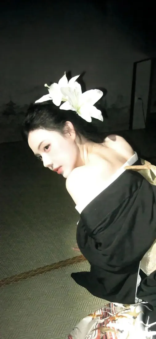 和服美女手机壁纸｜夜晚背景图片 - 百合发饰「哲风壁纸」