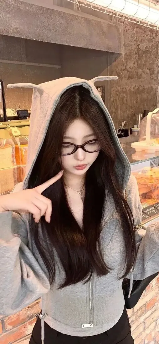 兽耳美女手机壁纸｜室内街拍背景图片 - 黑框眼镜穿搭「哲风壁纸」