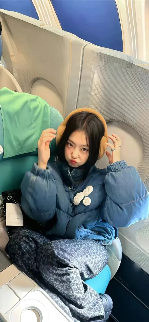 Jennie手机壁纸｜可爱背景图片 - 机舱美女「哲风壁纸」