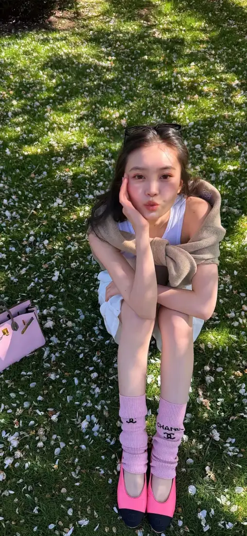 清纯美女手机壁纸｜户外背景图片 - 阳光草地「哲风壁纸」