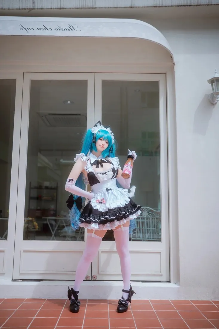 初音未来手机壁纸｜女仆cos背景图片 - 居家门前「哲风壁纸」