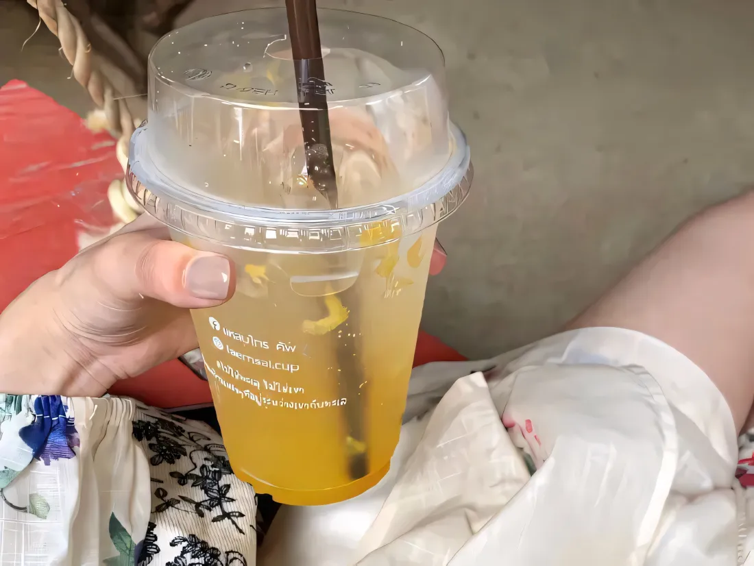 3kins风壁纸｜夏日饮品背景图片 - 裸色美甲「哲风壁纸」