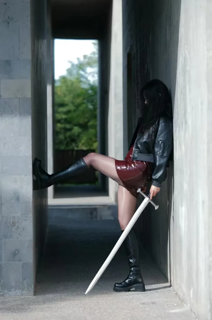 酷飒少女手机壁纸｜水泥门洞背景图片 - 长剑「哲风壁纸」