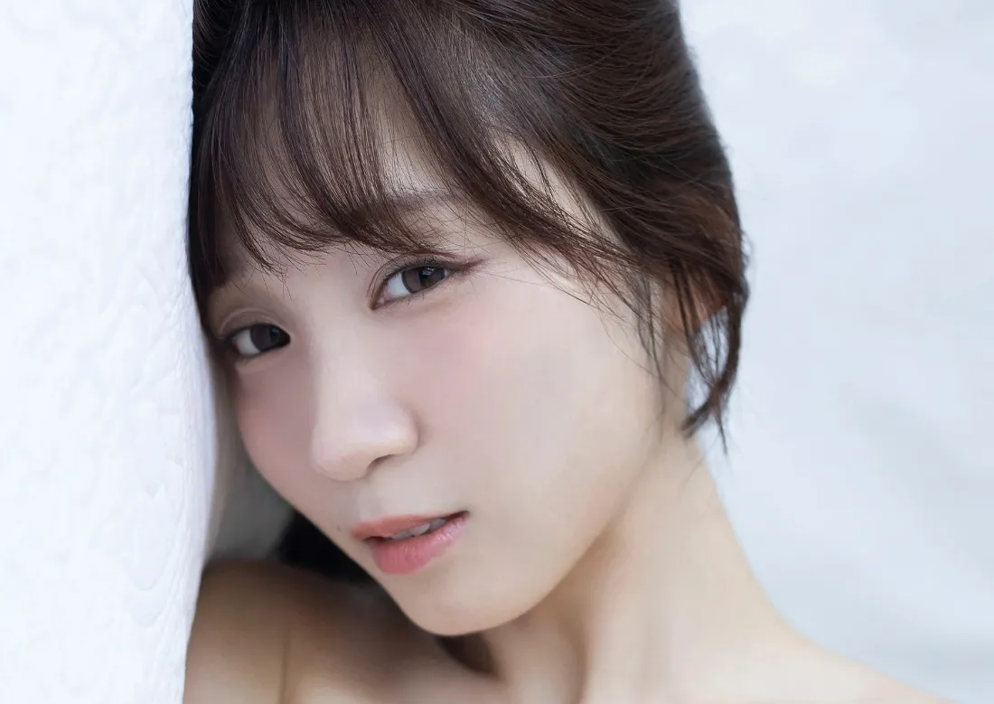 2k清纯少女壁纸｜白色背景图片 - 居家「哲风壁纸」