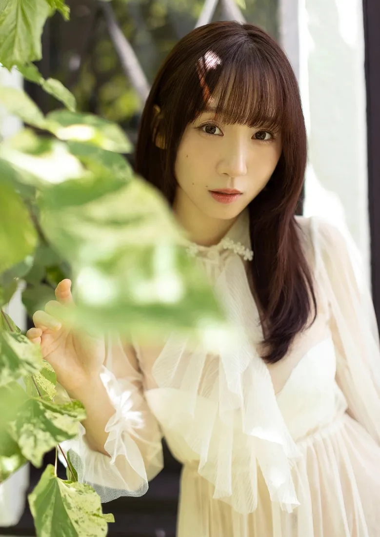 清新少女手机壁纸｜户外绿植背景图片 - 白裙「哲风壁纸」