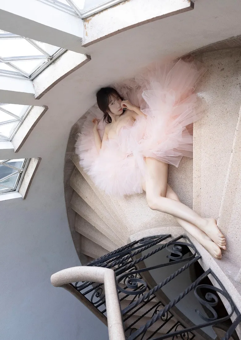 粉色纱裙少女手机壁纸｜清新室内背景图片 - 文艺写真「哲风壁纸」