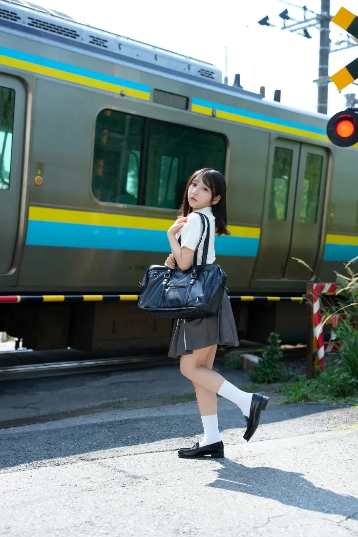 JK少女手机壁纸｜火车道户外背景图片 - 日系青春写真「哲风壁纸」