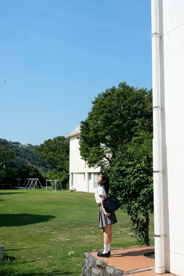 JK校服少女手机壁纸｜校园户外背景图片 - 晴朗蓝天绿色草地「哲风壁纸」