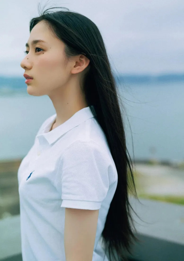 白衣长发美女手机壁纸｜海边户外背景图片 - 清新休闲人像「哲风壁纸」