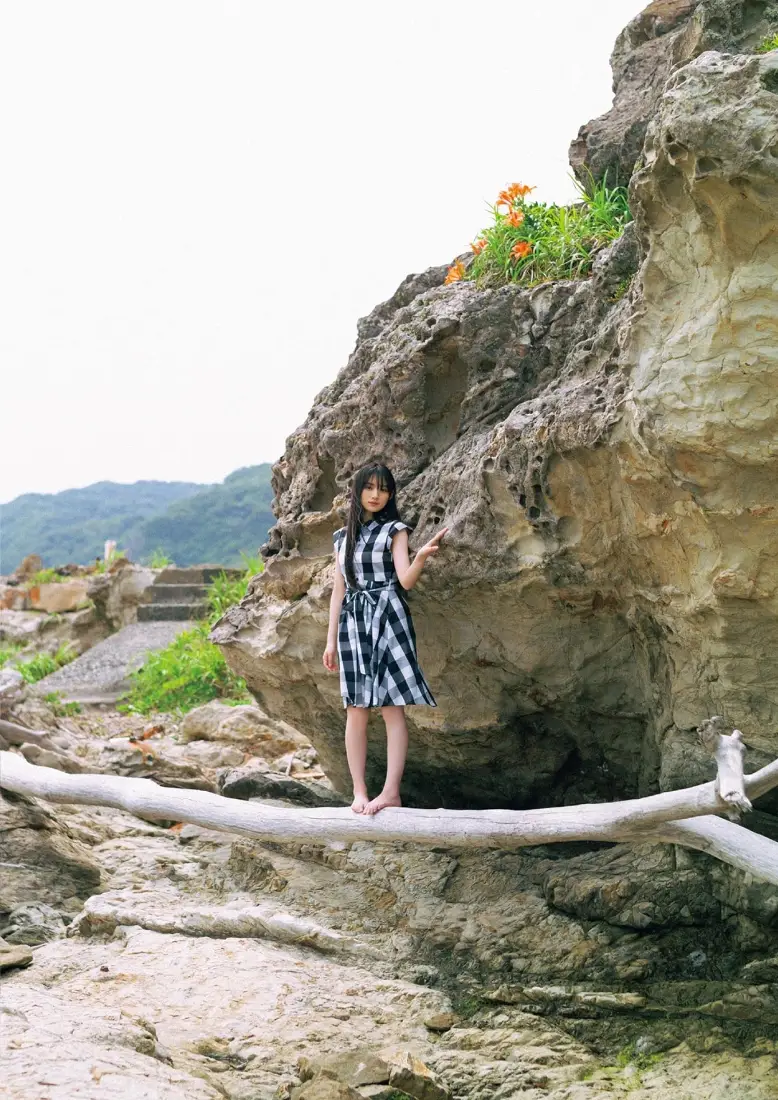 格子裙少女手机壁纸｜户外岩石背景图片 - 清新治愈人像「哲风壁纸」