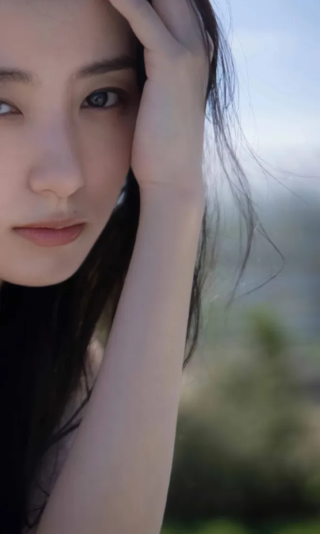 长发美女手机壁纸｜一半一半户外背景图片 - 远山天空「哲风壁纸」