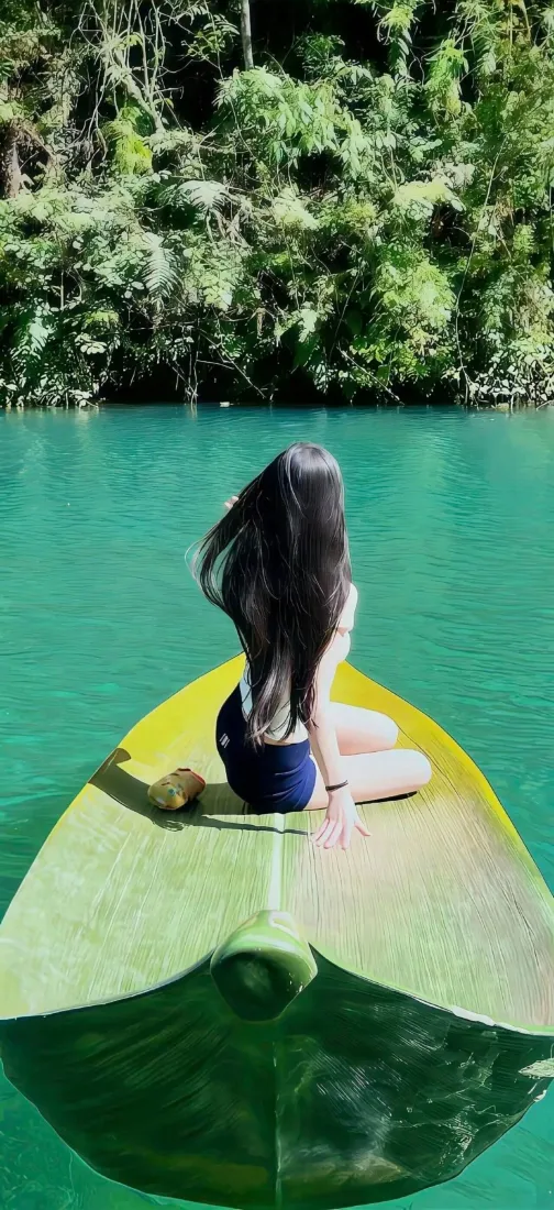 长发美女手机壁纸｜林间碧湖背景图片 - 小舟休闲治愈风景「哲风壁纸」