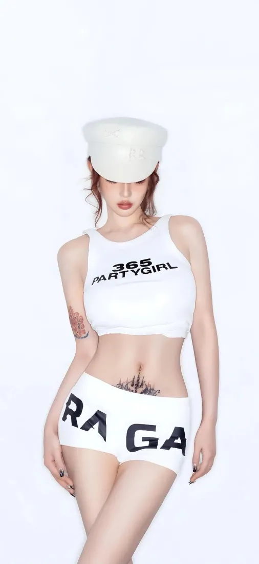 简约美女手机壁纸｜纯白背景图片 - 时尚辣妹穿搭「哲风壁纸」