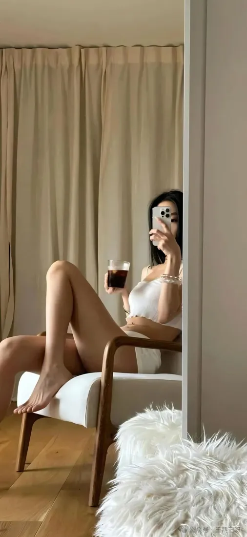 对镜自拍美女手机壁纸｜居家休闲背景图片 - 慵懒氛围感「哲风壁纸」
