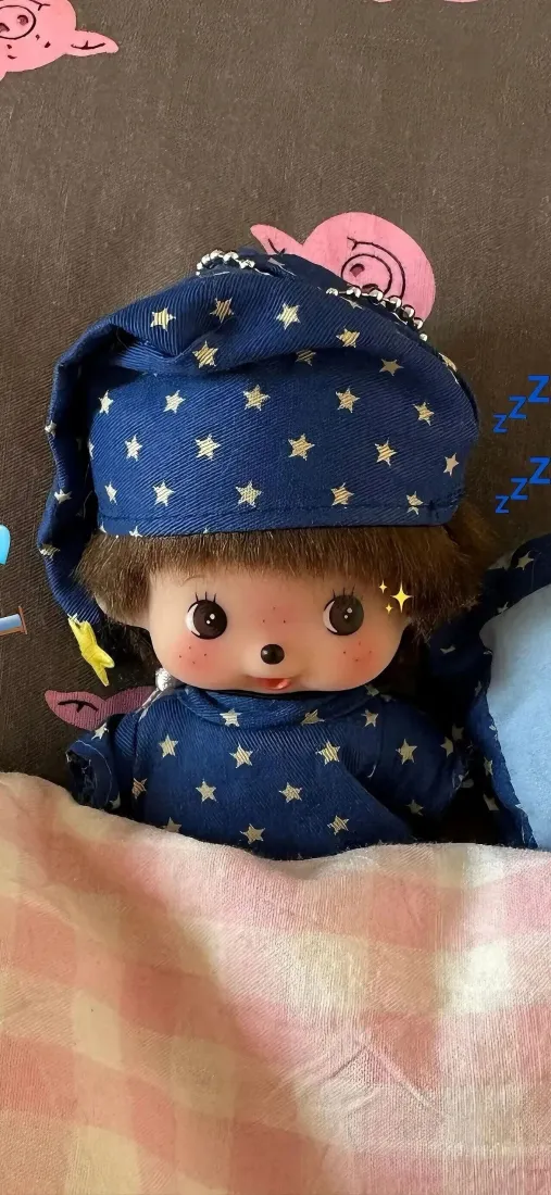 蒙奇奇手机壁纸｜星星睡衣背景图片 - 可爱毛绒玩偶「哲风壁纸」