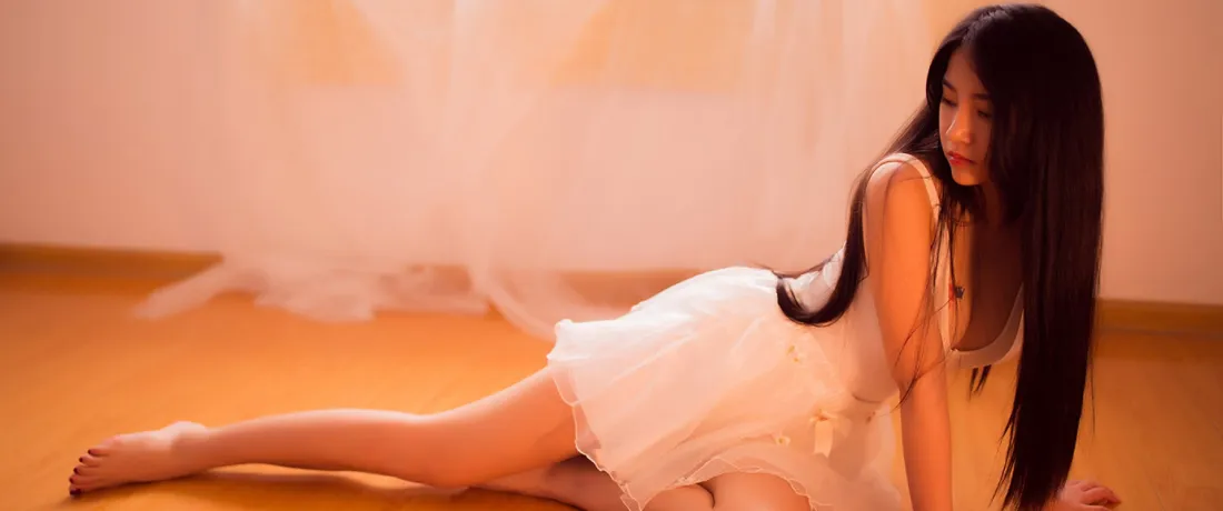 3k长发美女壁纸｜暖光居家背景图片 - 氛围感写真「哲风壁纸」