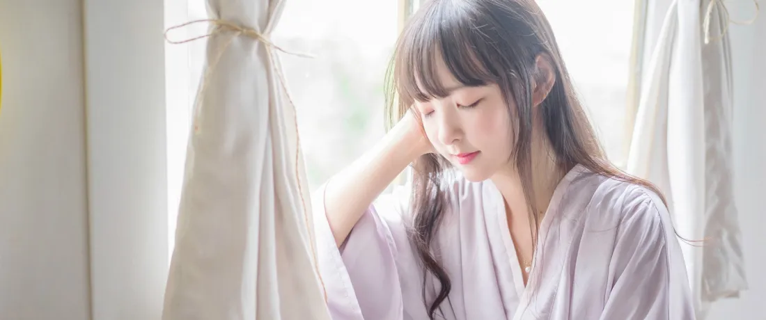 3k长发少女壁纸｜居家窗边背景图片 - 浅紫温柔穿搭「哲风壁纸」