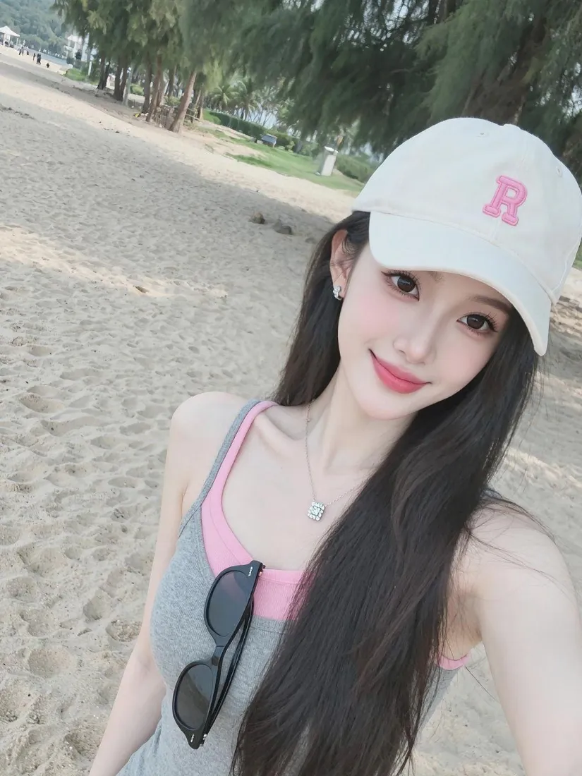 甜美长发女生手机壁纸｜海边沙滩背景图片 - 清新休闲氛围感「哲风壁纸」