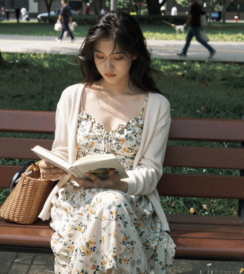 长发文静美女手机壁纸｜公园休闲背景图片 - 惬意阅读时光「哲风壁纸」