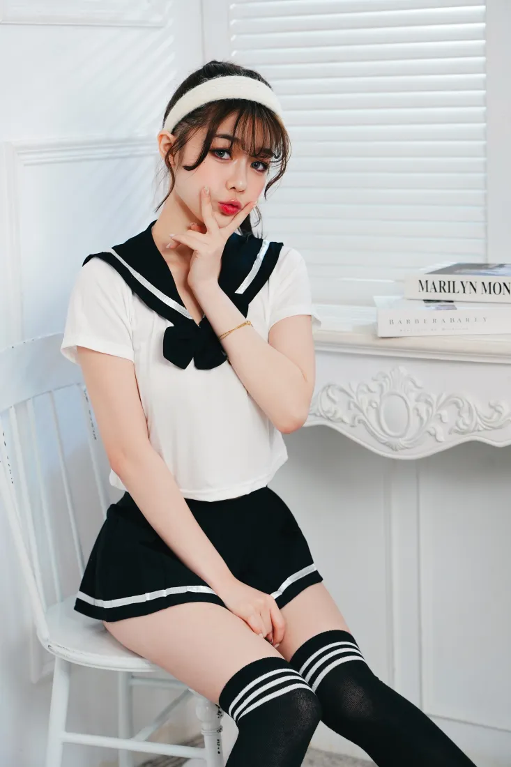 水手服少女手机壁纸｜室内简约背景图片 - 甜美人像「哲风壁纸」
