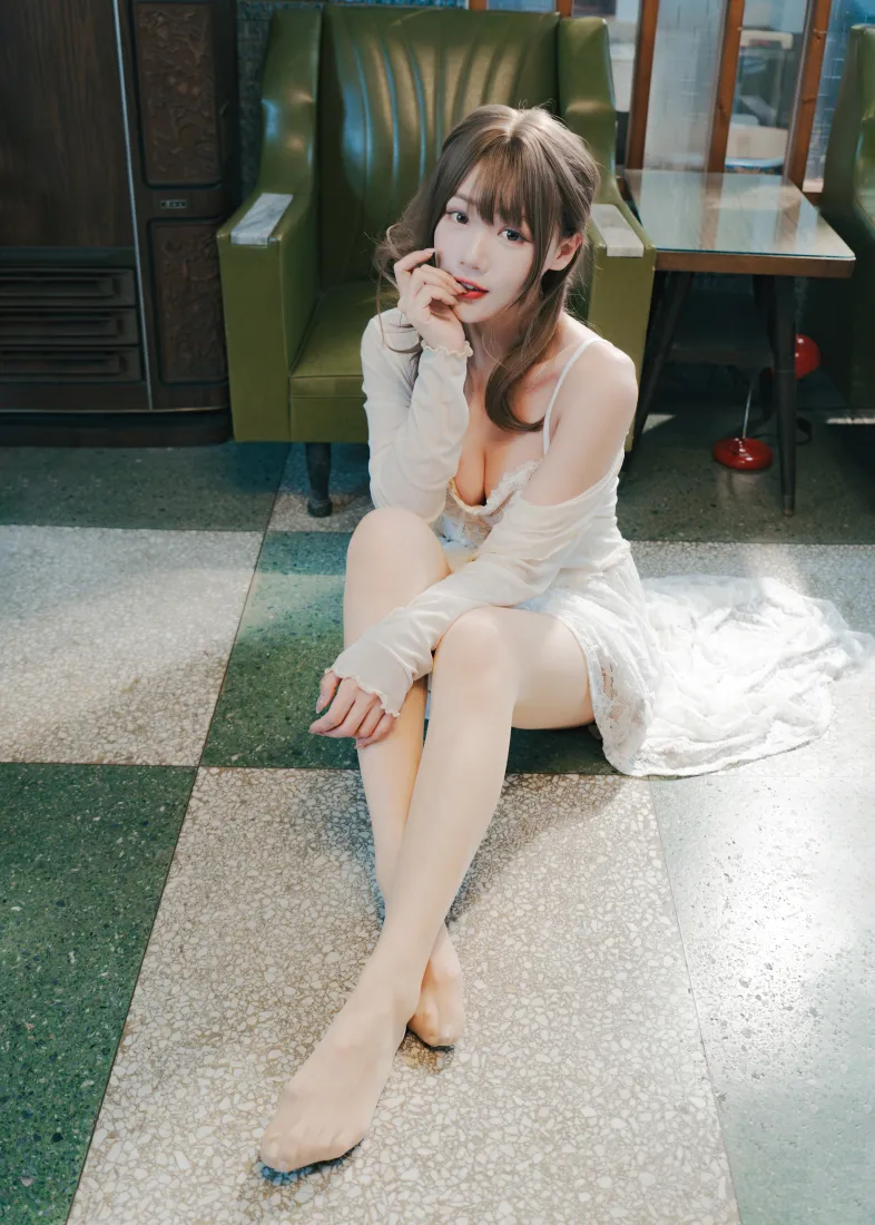 甜美少女手机壁纸｜室内地板背景图片 - 时尚氛围感写真「哲风壁纸」
