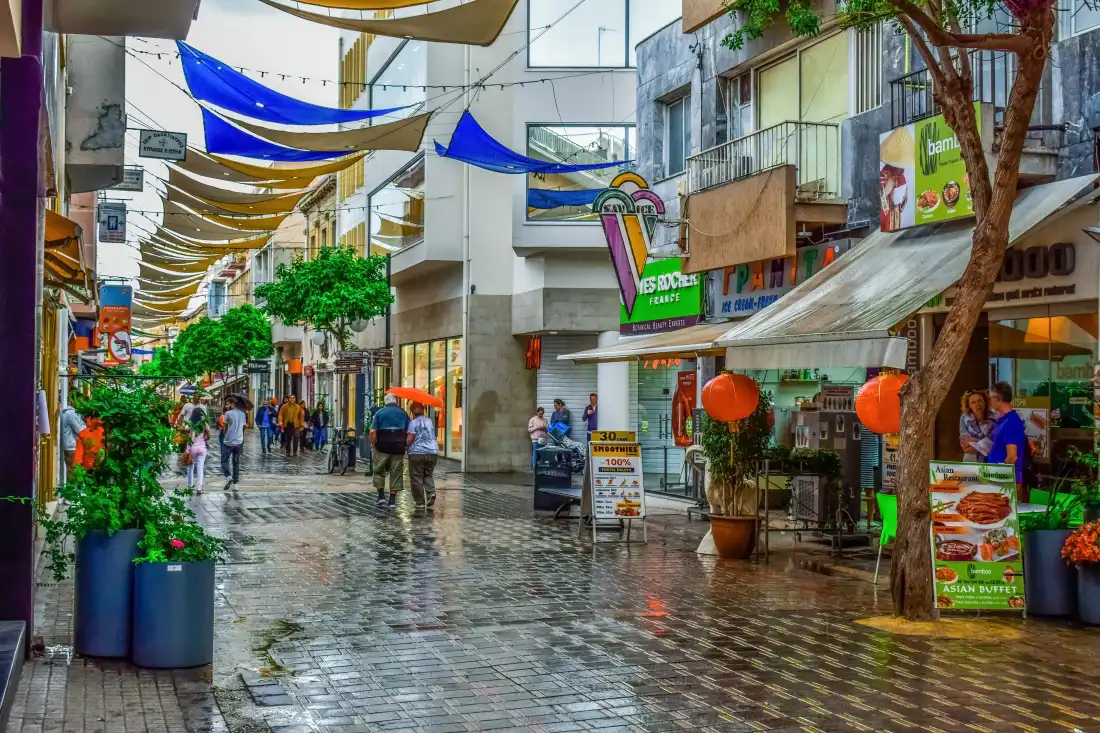 6k雨天街道壁纸｜城市商业街背景图片 - 湿漉漉行人街景「哲风壁纸」