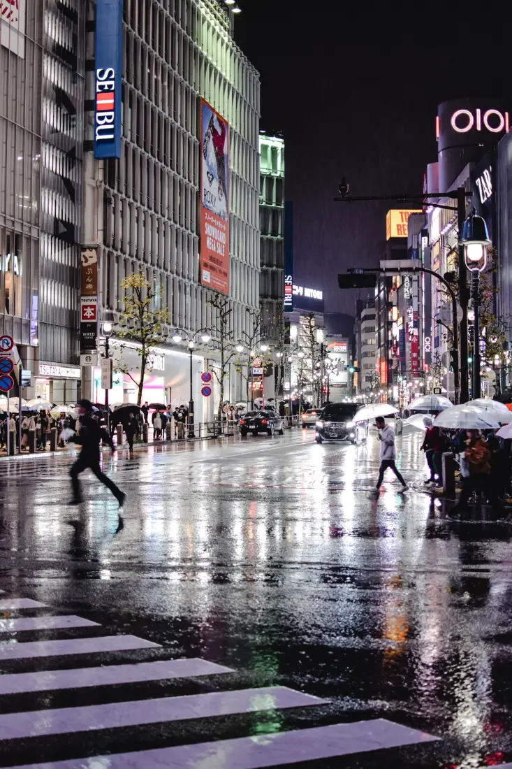 雨夜街道手机壁纸｜城市夜景背景图片 - 行人撑伞都市街景「哲风壁纸」
