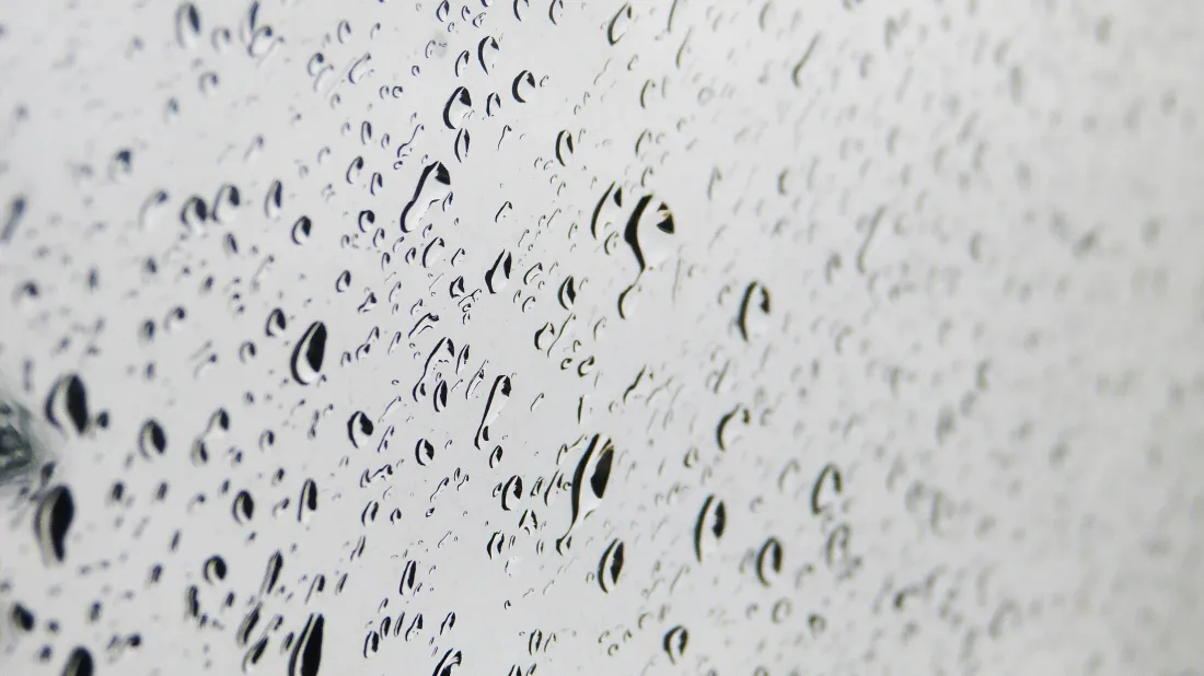 4k雨滴壁纸｜透明玻璃背景图片 - 下雨天自然水珠「哲风壁纸」