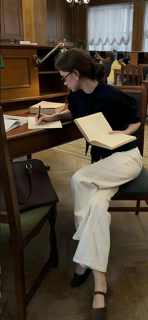 职场知性美女手机壁纸｜伏案工作背景图片 - 室内休闲场景「哲风壁纸」