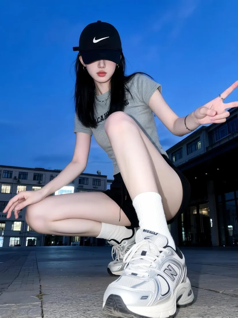 潮酷女生手机壁纸｜傍晚街头背景图片 - 休闲运动风穿搭「哲风壁纸」