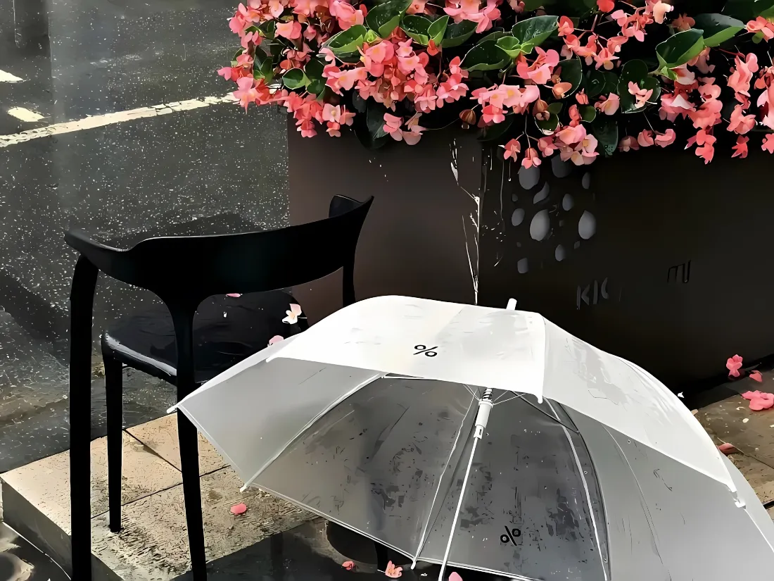 2k雨中花朵壁纸｜街边雨天背景图片 - 清新治愈「哲风壁纸」