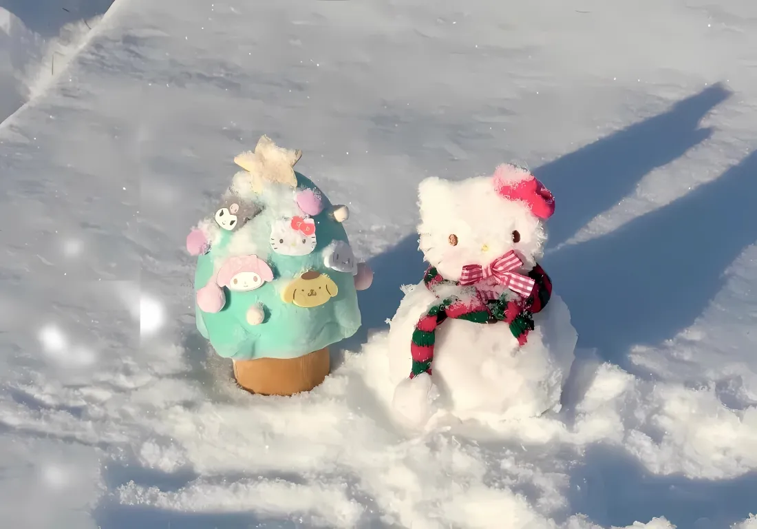 2k凯蒂猫壁纸｜冬日雪地治愈背景图片 - 可爱圣诞毛绒玩偶「哲风壁纸」