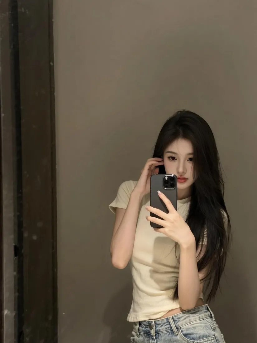 长发美女手机壁纸｜对镜自拍居家背景图片 - 休闲氛围感少女「哲风壁纸」